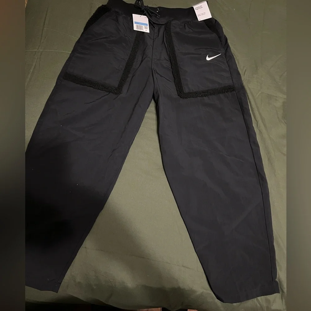 Nike Women's
Sportswear Essential
Woven High Rise Pants size small - Picture 7 of 9